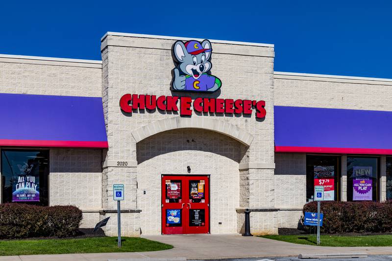 Chuck E. Cheese says its getting rid of its animatronic bands except for 1 location